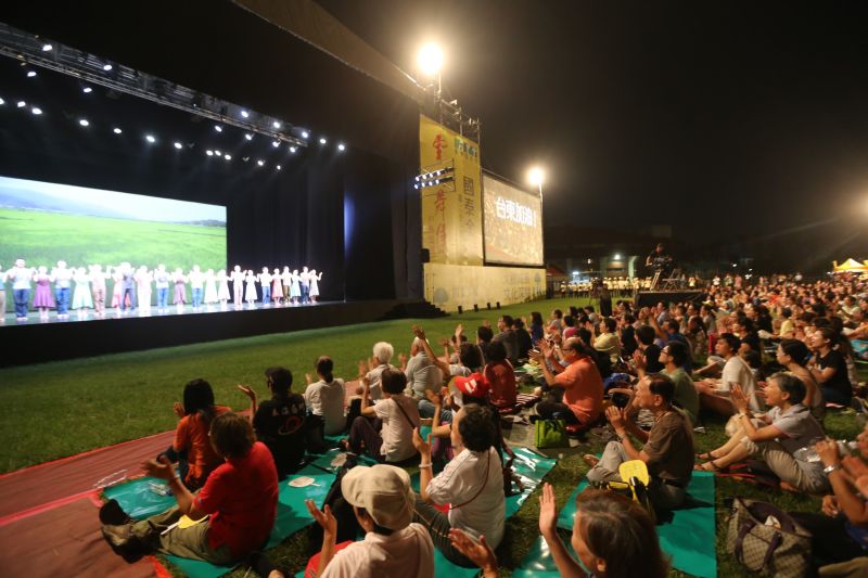 ▲國泰藝術節雲門舞集台東戶外公演 ，現場湧入8千多名的觀眾，一同欣賞這場對臺東人表達敬意的演出。（圖／國泰金提供，2016.7.18）