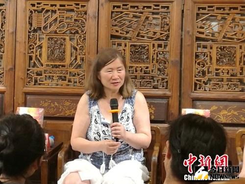 近日，《瘋狂的榛子》在北京舉辦讀者見面會，袁勁梅在會上發言。