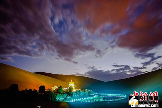 圖為敦煌鳴沙山月牙泉美麗的夜景圖。