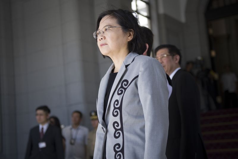 ▲總統蔡英文今(1)日身穿一件繡有原住民蝴蝶紋圖騰的西裝外套，總統府表示，為排灣族設計師設計，象徵救人的勇者。（圖／總統府提供，2016.08.01）