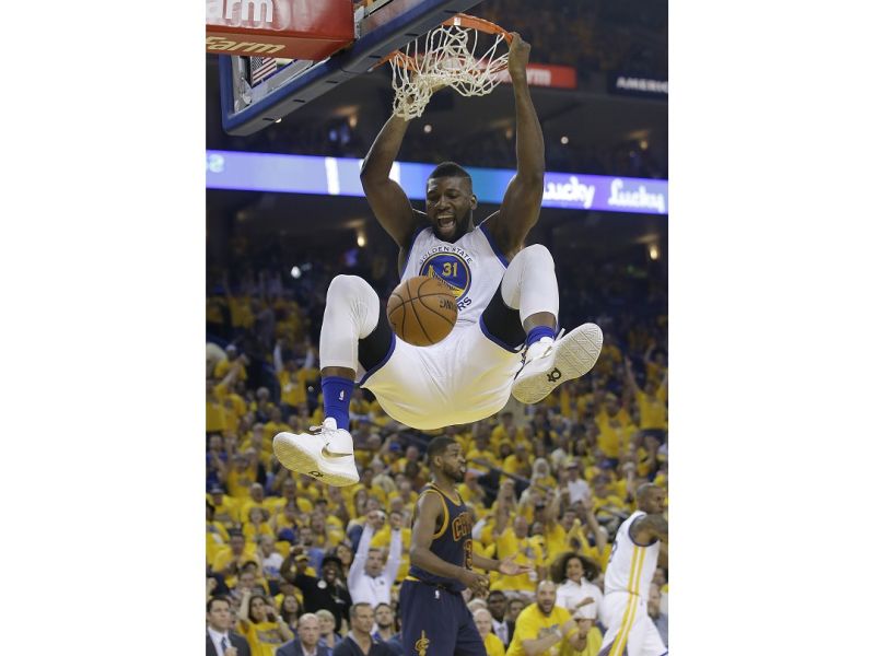 勇士稱職綠葉Festus Ezeli，2年1520萬價碼改當拓荒者。（圖／美聯社／達志影像）