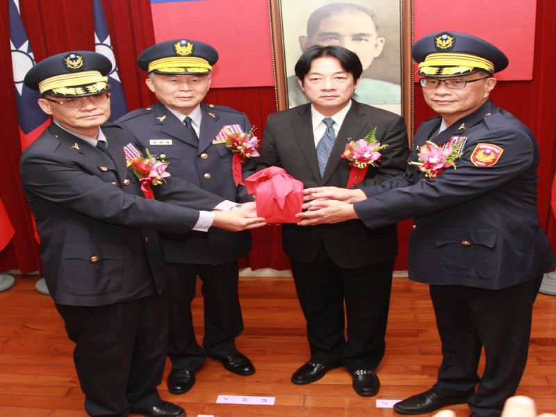 台南市政府警察局局長交接，賴清德市長主持佈達儀式，警政署副署長林德華監交，新任局長黃宗仁就任。