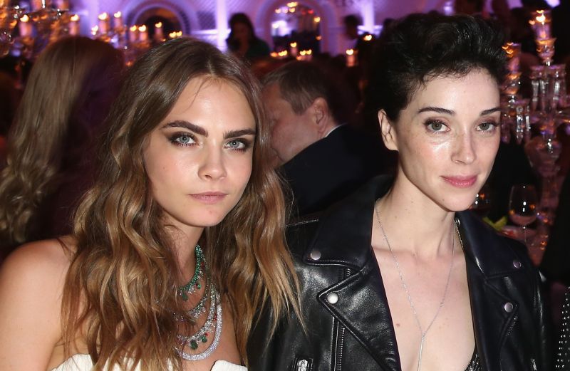 ▲卡拉迪樂芬妮（左）與女友安妮克拉克。（圖／翻攝自推特）