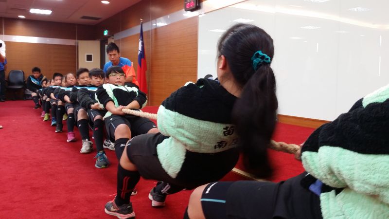 ▲東河國小、南庄國中拔河隊示範拔河動作。（記者許素蘭／攝）