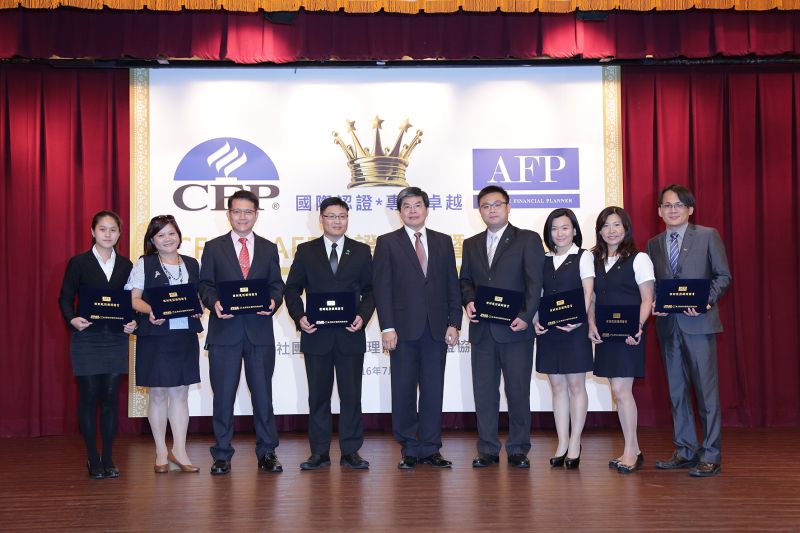 ▲國泰金控總經理李長庚擔任台灣理財顧問認證協會理事長(中)， 在「2016 年CFP®與AFP授證典禮暨會員大會」中與優秀的授證人員合影。（圖／國泰金提供，2016.7.15）