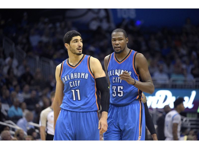 Enes Kanter（左）：「我叫大家別燒你的球衣，夠兄弟吧！」（設計對白）（圖／美聯社／達志影像）