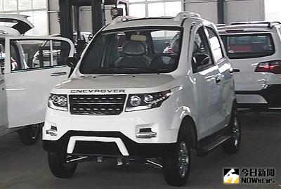 山東武城縣一代步車公司，廠房內停放的山寨「路虎」。