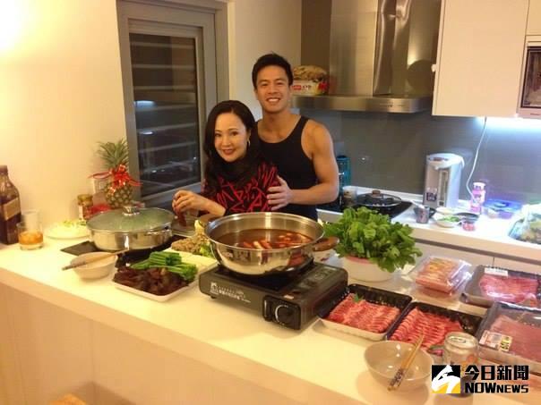 ▲金燕（前）雖已69歲，但臉蛋、身材依舊保養得宜。（圖／翻攝自安志杰臉書，2016.07.13）