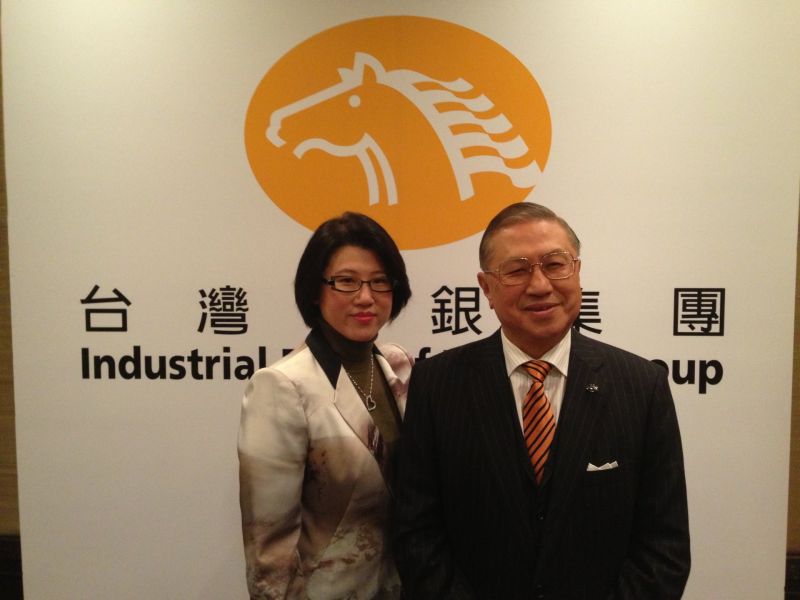 台灣工銀集團董事長駱錦明（右）與策略長駱怡君。（圖／記者顏真真攝）