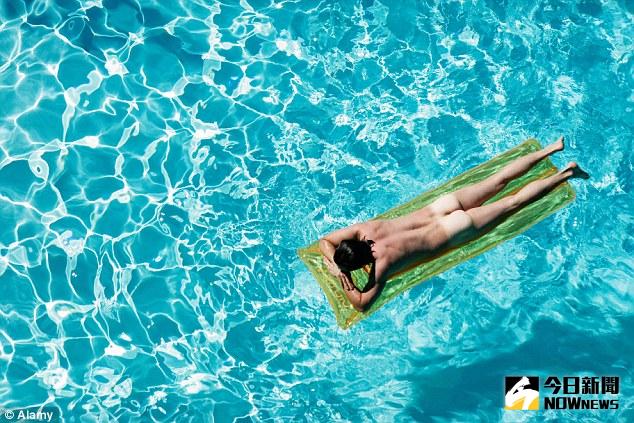 ▲馬德里有望舉辦「無泳衣日」，讓民眾盡情享受裸泳。（圖／翻攝自dailymail）