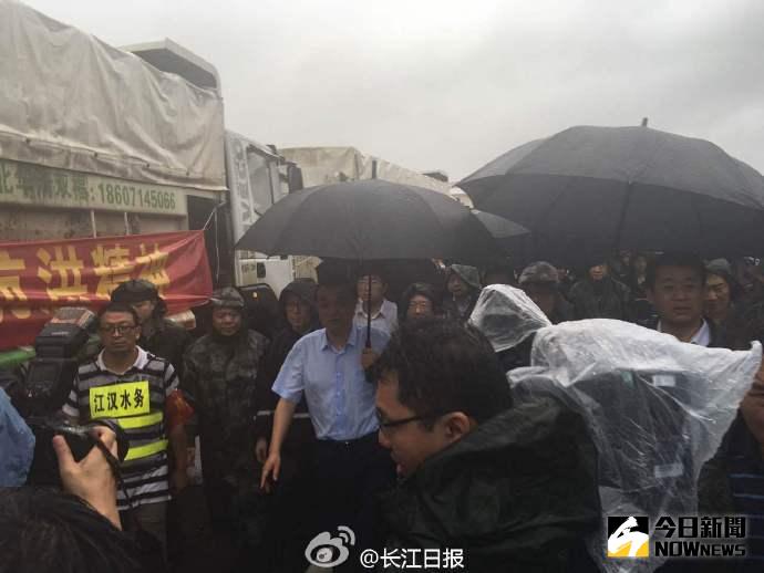 李克強冒大雨急赴武漢長江幹堤管湧現場指揮搶險救災。