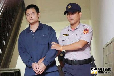 男子郭彥君（左）去年7月涉嫌持刀在台北捷運中山站隨機砍殺4人遭起訴，一審台灣士林地方法院判處3年徒刑，案件上訴到二審，台灣高等法院依殺人未遂罪嫌，重判12年有期徒刑。中央社記者游凱翔攝  105年5月12日