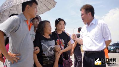 高雄籍翔利昇漁船長黃文忠率員從高雄興達港出海作業，1日在澎湖外海遭船難死於非命，人船返航高雄興達港，高市副市長陳金德（右）到岸邊慰問家屬。中央社記者程啟峰高雄攝   105年7月1日