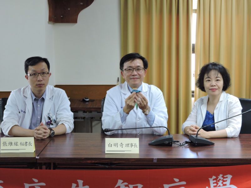 ▲台灣臨床失智症學會白明奇理事長(中)證實，失智長輩車禍肇事的風險的確較健康長輩為高。