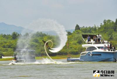 7月3日，張凱正在三岔湖表演水上飛。