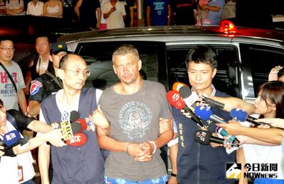 涉及第一銀行ATM盜領案的拉脫維亞籍主嫌安德魯（Peregudovs Andrejs）（前中）17日下午在宜蘭東澳遭到逮捕，晚間8時50分在警方押解下移送至台北市刑警大隊接受專案小組訊問，安德魯下車面對大批媒體詢問時低頭不語，未做回應。中央社記者顧荃攝　105年7月17日