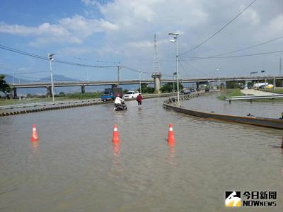 新北市二重疏洪道30日下午出現積水情況，目前疏洪一路與疏洪四路交叉路口，積水約26公分，道路暫時封閉。（新北市政府消防局提供）中央社記者蘇龍麒傳真　104年9月30日