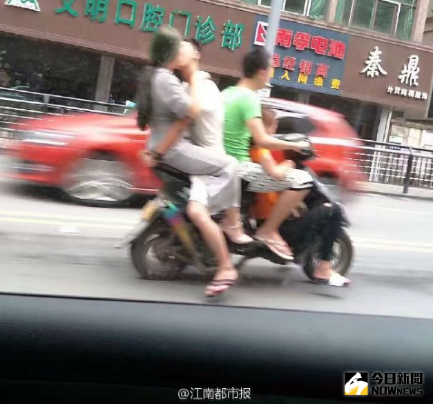 ▲機車擠滿4名年輕人，後方情侶更忘情擁吻。（圖／翻攝自江南都市報）