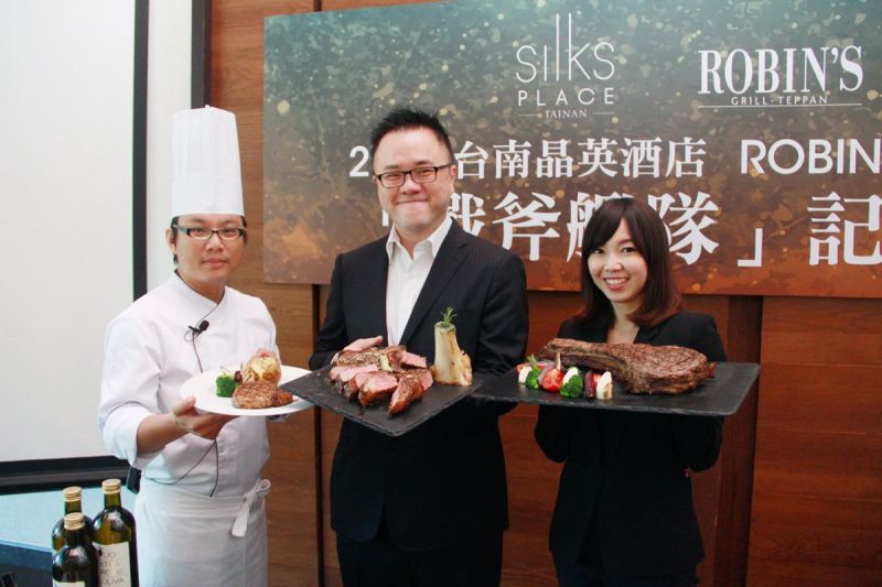 ▲台南晶英酒店行政副主廚吳其財(左)領軍推出七款「戰斧艦隊」套餐。