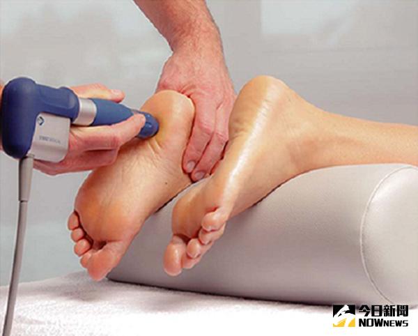 ▲復健科醫師提醒，長期穿鞋底太硬太薄的鞋子，容易引起足底筋膜炎，民眾挑選時應多加注意。（圖／ingimage）