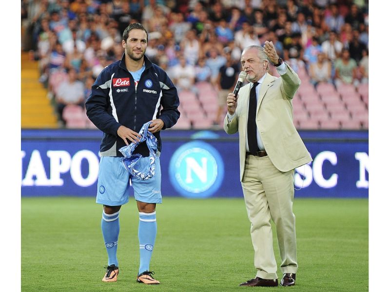 Gonzalo Higuain（左）2013年剛加盟拿坡里時，俱樂部主席Aurelio De Laurentiis（右）親自將他介紹給拿坡里球迷。（圖／美聯社資料照／達志影像）