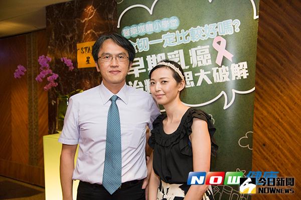 ▲患者梁小姐（右）感謝馬偕張源清醫師（左）建議她使用術前輔助治療成功保留乳房。（圖／公關照片）