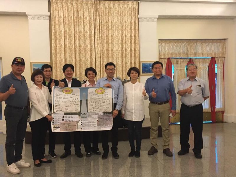 ▲國民黨立委、外交及國防委員會召委江啟臣（右四）邀請立委到太平島考察 ，20日上午搭機出發前合影留念。（圖／翻攝自江啟臣臉書）