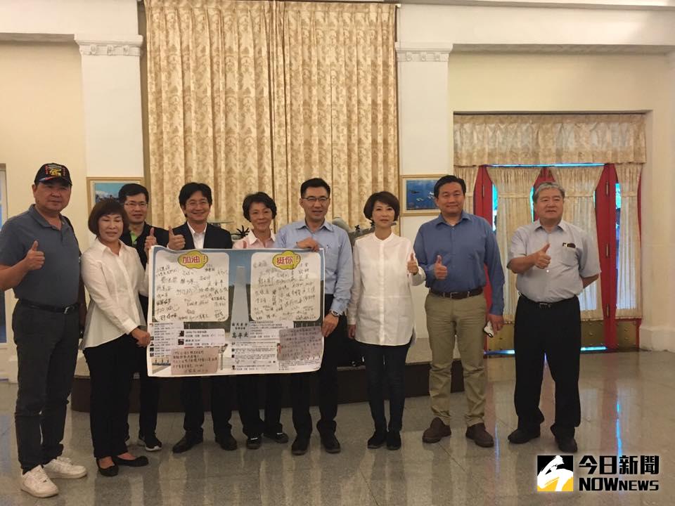 ▲2016年7月20日，立院外交及國防委員會召委出發太平島考察前合影 。（圖／翻攝自江啟臣臉書）