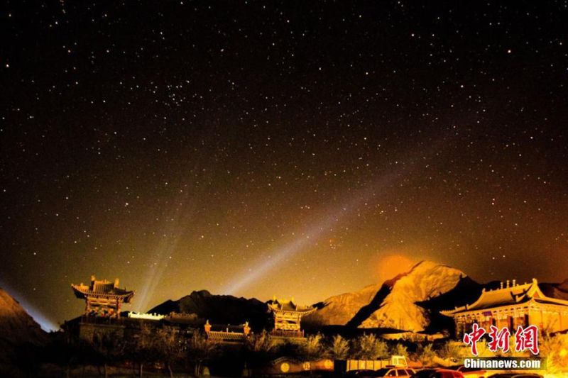6月29日甘肅敦煌三危山景區上空出現了繁星璀璨，如夢似幻的神奇景象。