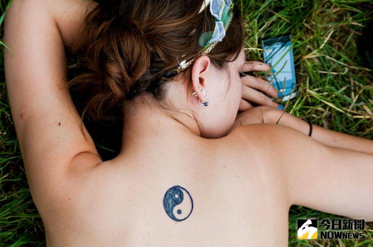 ▲原本想在背後刺上「陰陽」，卻遭刺青師刺成陰莖。（圖為示意圖／翻攝自metro）