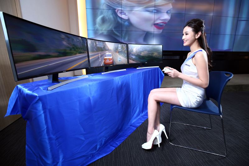 ▲三星新款曲面顯示器舒適護眼零閃屏 寬廣視野零死角 為遊戲玩家打造超曲面沈浸式體驗。（圖／公關公司提供）