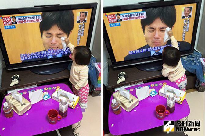 ▲日本女孩幫電視上哭泣的政治人物擦眼淚。（圖／翻攝自臉書）