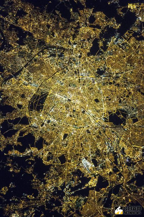 國際空間站上的宇航員捕捉了夜巴黎的美景。