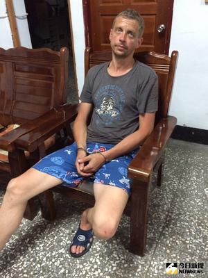 第一銀行ATM盜領案主嫌安德魯（Peregudovs Andrejs）（圖）17日在宜蘭落網。宜蘭警方表示，安德魯下午約5時獨自在蘇花公路騎腳踏車，被警方發現展開追逐，後來在120.4公里處的路邊草叢將他逮獲。（警方提供）中央社記者王朝鈺傳真　105年7月17日