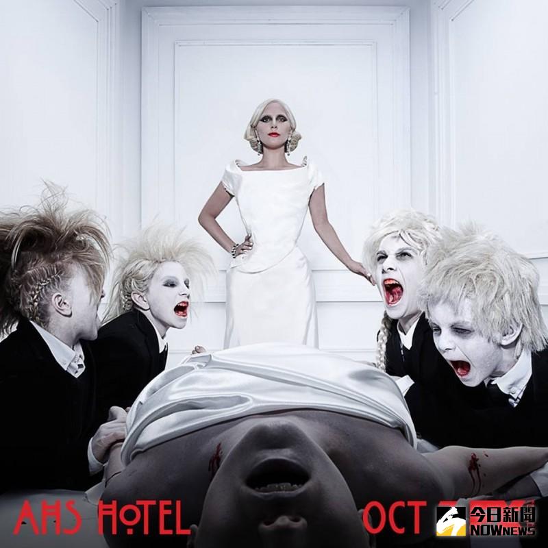 ▲女神卡卡（中）之前參與第5季《美國恐怖故事：旅館》的演出大受好評。（圖／翻攝自美國恐怖故事臉書專頁）