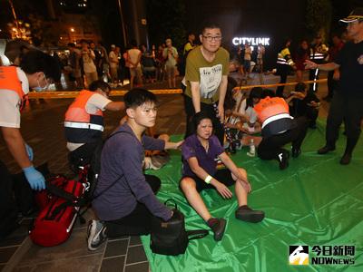 台鐵證實，1258次區間車7日晚間10時在松山站爆炸起火，有旅客受傷。台北市警消統計，初步估計21人受傷，已協助傷者送醫，並持續加派救護車到現場支援。中央社記者張新偉攝　105年7月7日