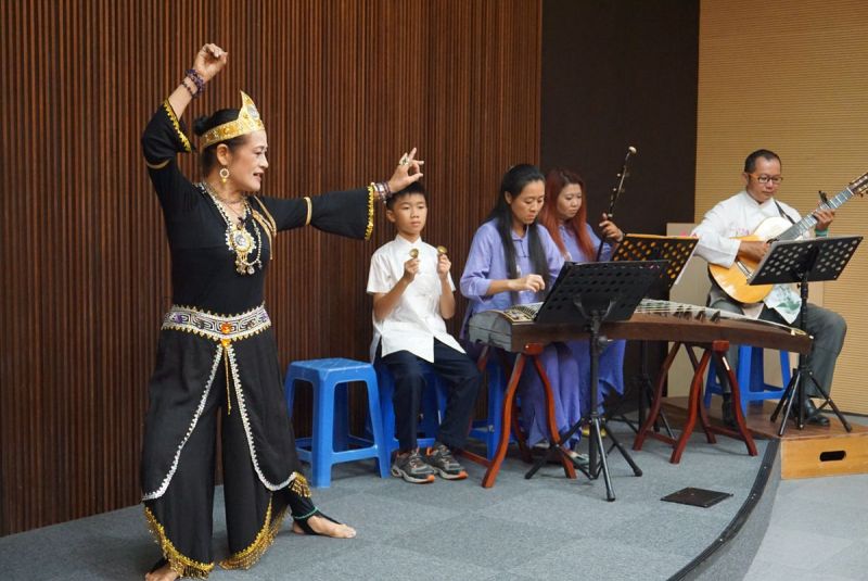 ▲原住民古秋妹《詩樂舞飄香》創作展，假日廣場演出。