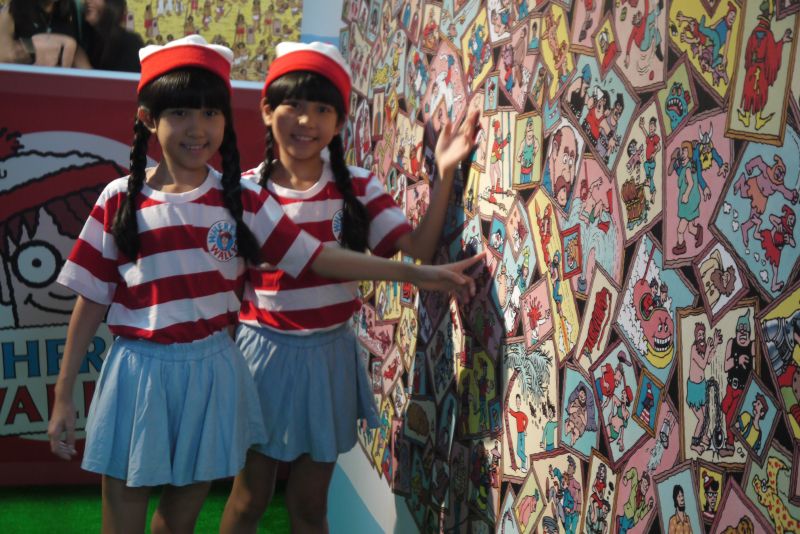 ▲雙胞胎女童星「樂樂媃媃」化身威利女孩，參觀「尋找快樂　威利在哪裡？特展」。（圖／寬宏藝術提供，2016.07.04）