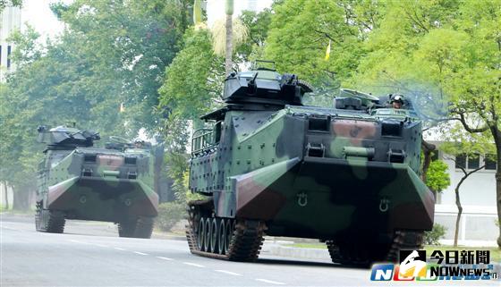 ▲美國售台AAV7兩棲突擊車，傳出將延後3年半交付。（資料圖／記者呂烱昌攝影.2015.12.17）