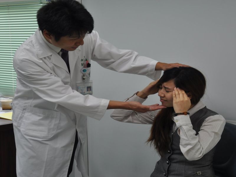 佳里奇美醫院神經內科主治醫師陳南丞表示，無預兆的偏頭痛達70%，有約50%的民眾頭痛忍受1年以上，有38%忍受超過3年。他呼籲民眾，頭痛不要忍，應尋求專業醫療協助。