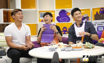 Yahoo直播節目「佼心食堂」邀請藝人吳奇隆（右）與主持人黃子佼（中）暢談，並邀請有中職「統一獅吳奇隆」外號的陳傑憲（左）相見歡。。中央社記者張新偉攝　105年7月13日