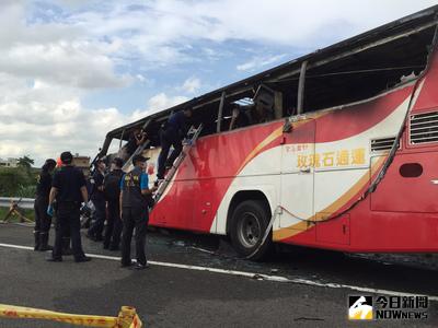 載有24名陸客團的遊覽車（圖左）19日結束旅台行程前往桃園機場途中發生火燒車，全車26人不幸罹難，警方架梯初步檢視車內狀況。中央社記者卞金峰攝  105年7月19日