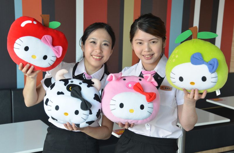 ▲全新「麥麥幫仲夏農場」Hello Kitty抱枕強勢回歸！蘋果、乳牛、洋梨與小豬四款造型的麥當勞Kitty抱枕7月13日限量登場。（圖／麥當勞提供）