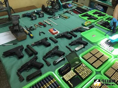雲林縣警方20日宣布偵破一個地下兵工廠，查扣大批改造槍彈、器械、毒品及不法所得現金台幣71萬元，經偵訊後將4名嫌疑人移送法辦。（警方提供）中央社記者江俊亮傳真　105年7月20日
