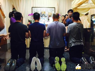 海軍金江艦誤射雄三飛彈造成高雄籍翔利昇漁船長黃文忠死亡，艦長林伯澤等4人今天前往靈堂上香，被要求跪爬進靈堂，在靈堂跪約40多分鐘才離開。中央社記者董俊志攝　105年7月3日