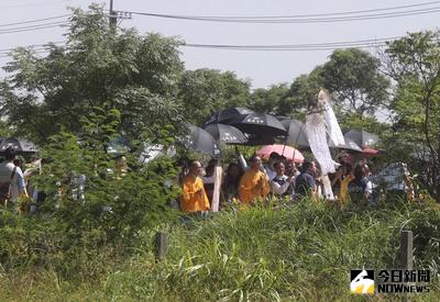 中國大陸旅客環島團火燒車事件釀24陸客死亡慘劇，23日下午在國道2號事故現場舉行招魂儀式，家屬哭斷腸。（低解析度圖片）中央社記者鄭傑文攝　105年7月23日