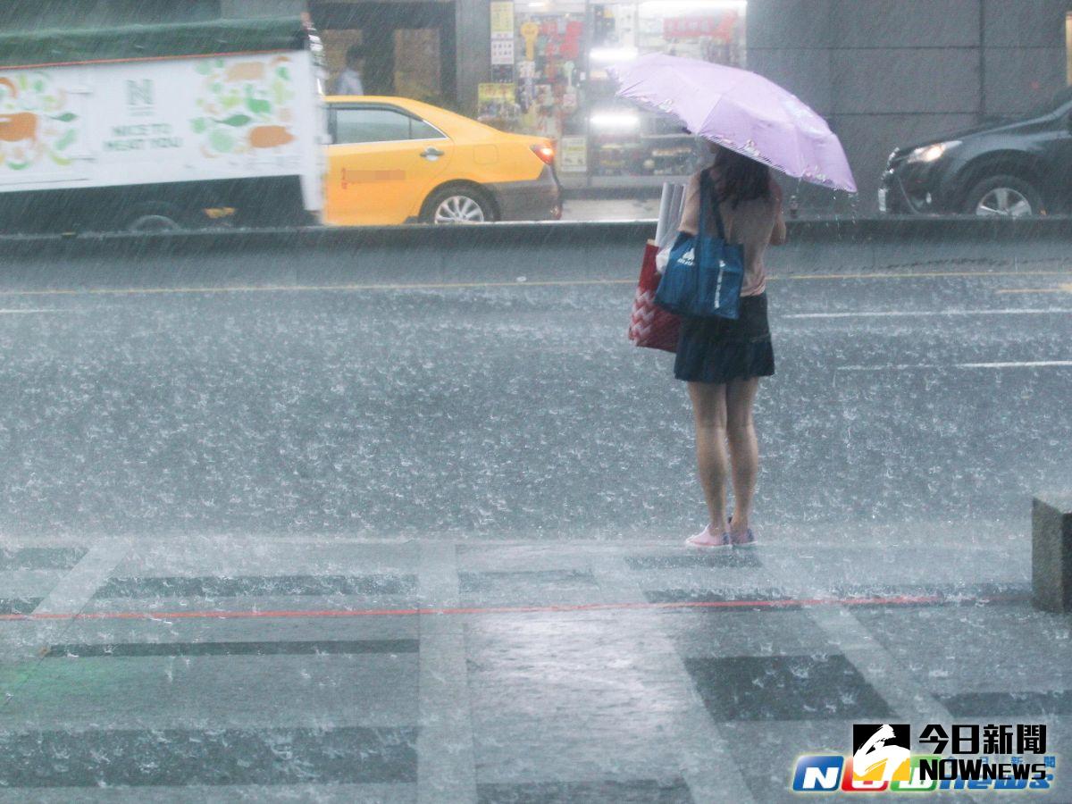 ▲今日午後對流像「打地鼠」不斷竄出，讓氣象局疲於奔命狂發特報，也苦了不少在外活動的民眾。預估明天午後仍有大雷雨發生，民眾外出記得攜帶雨具。（圖／NOWnews資料照片）