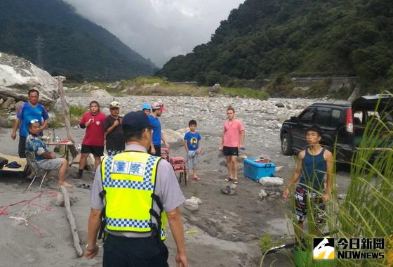 ▲天氣酷熱之下，許多民眾到大甲溪河床戲水消暑，員警勸導遠離危險區域，以免發生危險。〈圖／記者黃玿琮攝〉