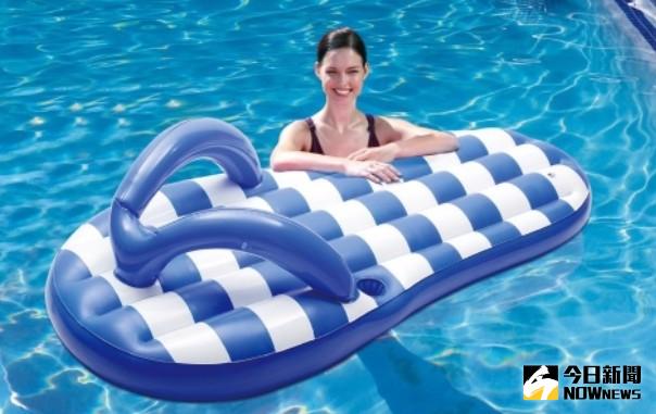 ▲蟑螂、便便、藍白拖游泳圈？超狂造型游泳圈吸睛度破錶！（圖／公關提供）
