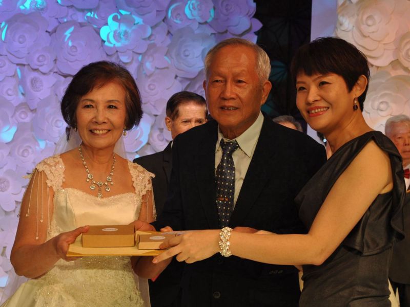 ▲文化局周雅菁副局長(右)，致贈幸福夫妻紀念證書給新聞記者前輩鄭茂生、許金葉夫妻。